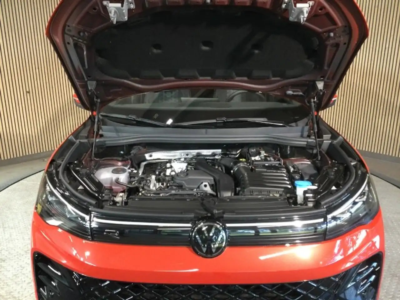 Volkswagen Tiguan R-Line 1.5 eTSI DSG AHK Kessy 20 Zoll 5J Garantie — Galería del vehículo 8