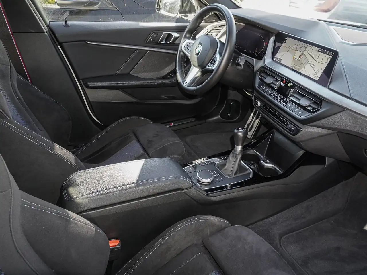 BMW 118 i M Sport RFK NAVI LED Sound Syst. PDC V+H — Galería del vehículo 4