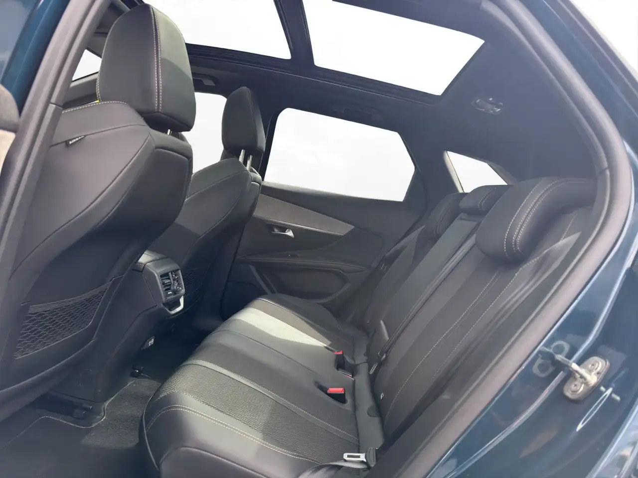 Peugeot 3008 GT Mildhybrid 136 Schiebedach Kamera PDC AC — Vehicle gallery 10