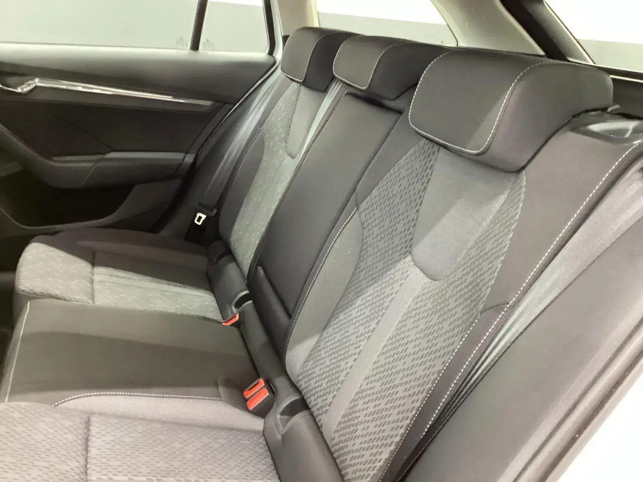 Skoda Octavia Selection 1,5l TSI M-HEV *RFK SHZ NAVI L — Galerie du véhicule 10