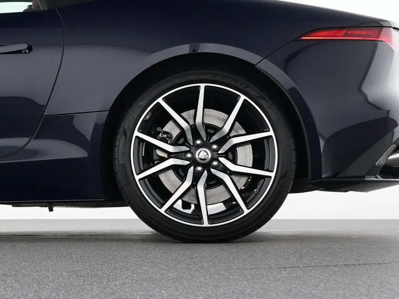 Jaguar F-Type F-TYPE Cabrio R75 ZP EDITION 20"+MEMORY+1 of 150 — Vehicle gallery 17