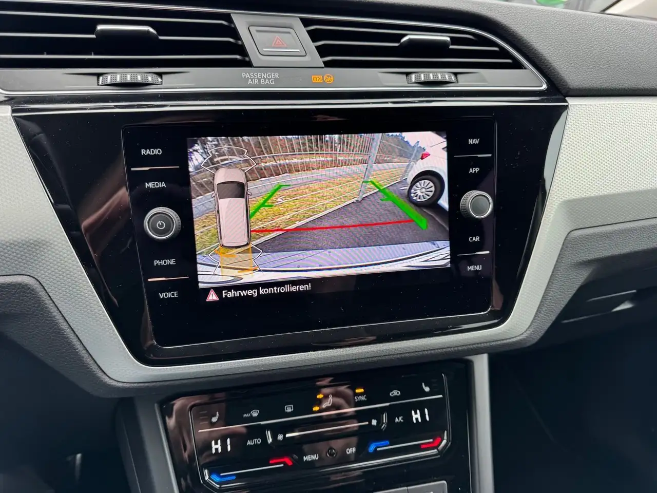Volkswagen Touran 1.5 TSI 7-Sitzer+SHZ+RFK+CARPLAY — معرض صور السيارة 9