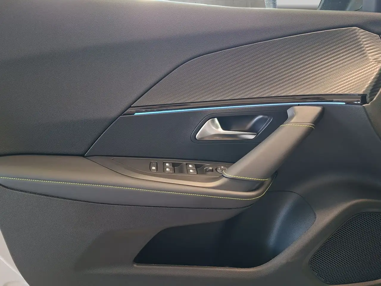 Peugeot 2008 GT 130 EAT 8 — Galería del vehículo 12