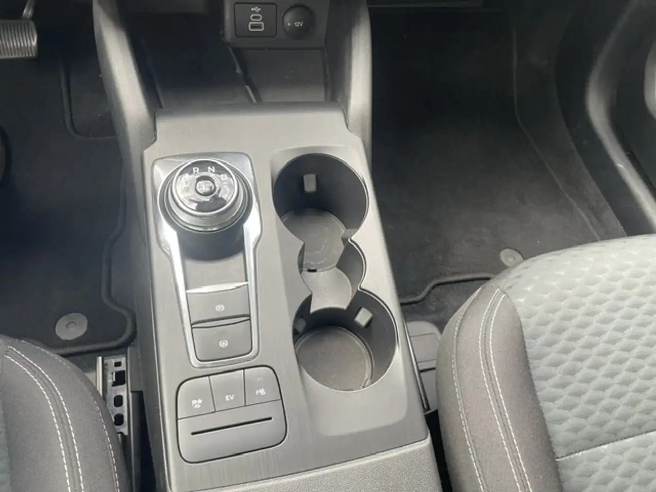 Ford Kuga Cool & Connect PHEV — معرض صور السيارة 15