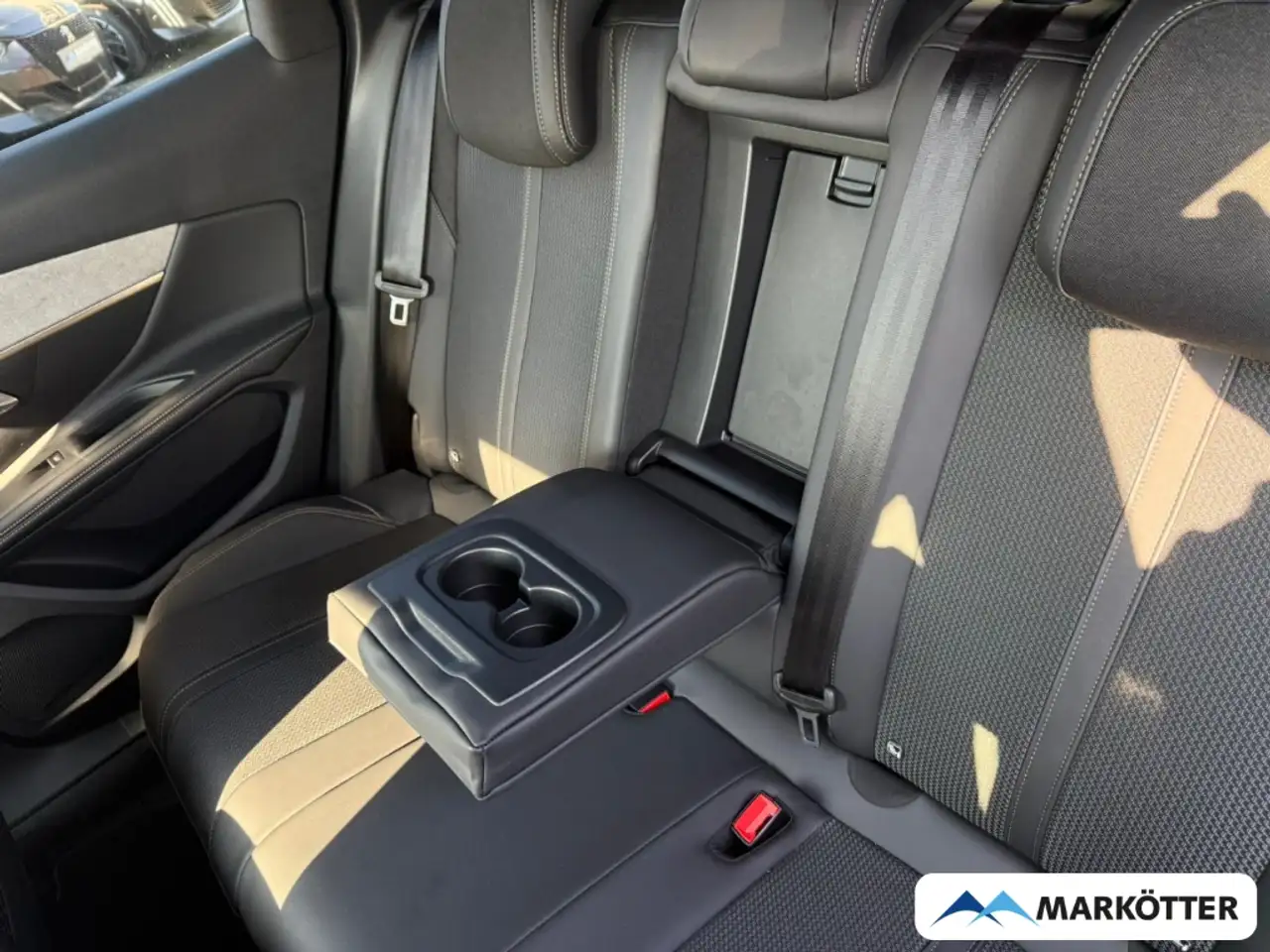 Peugeot 3008 GT Hybrid ACC/BLIS/CAM/SHZ/NAVI/APPLE — Galerie du véhicule 27