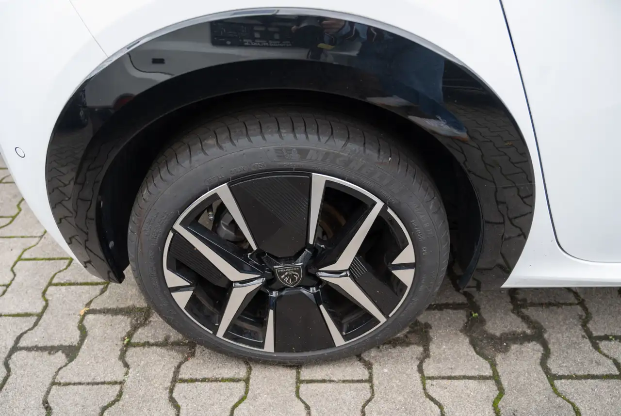 Peugeot 208 GT 1.2 Hybrid 136 e-DSC6 *360°KAMERA*MIRRORSCREEN* — Galerie du véhicule 16