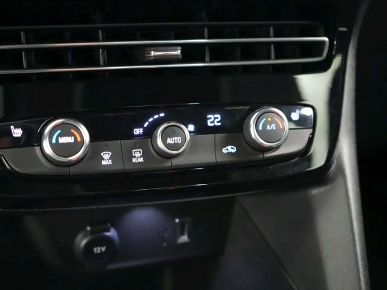 Opel Mokka B BLACK AT+NAVI+RÜCKFAHRKAMERA+SITZ-/LENKRADHEIZUN — Galería del vehículo 17