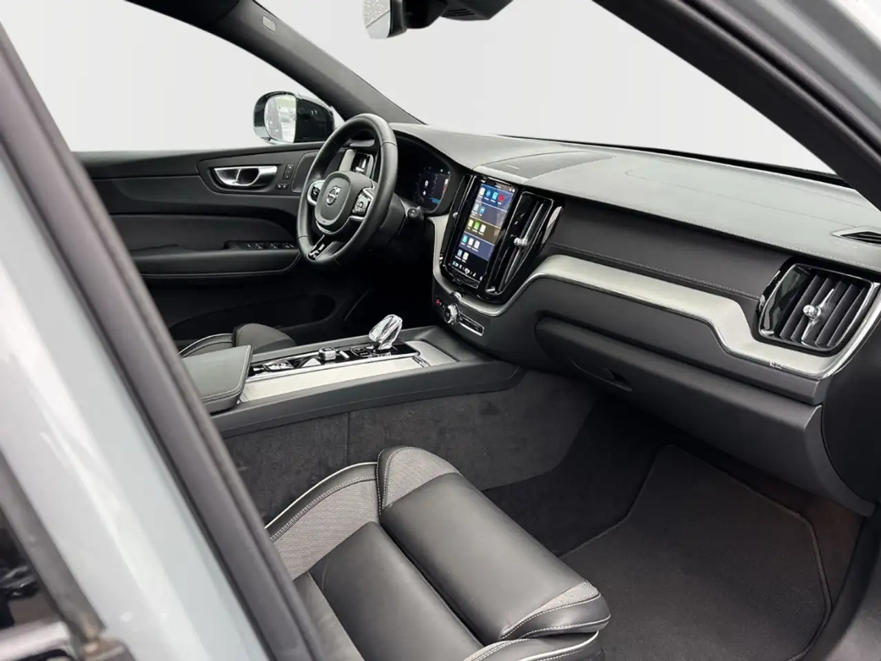Volvo XC60 B5 Benzin AWD Ultra Dark 21'' ACC HUD LED DAB Pano — Galería del vehículo 3