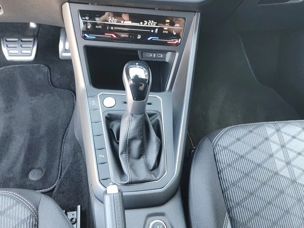 Volkswagen Taigo 1.5 TSI DSG R-Line IQ-LIGHT*NAV*SHZ*ACC*PDC*KAM... — معرض صور السيارة 20