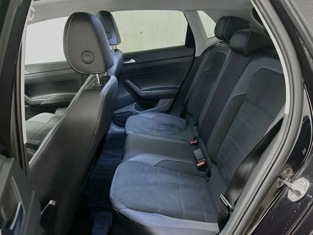 Volkswagen Polo VI 1.0TSI DSG Style — Galería del vehículo 22