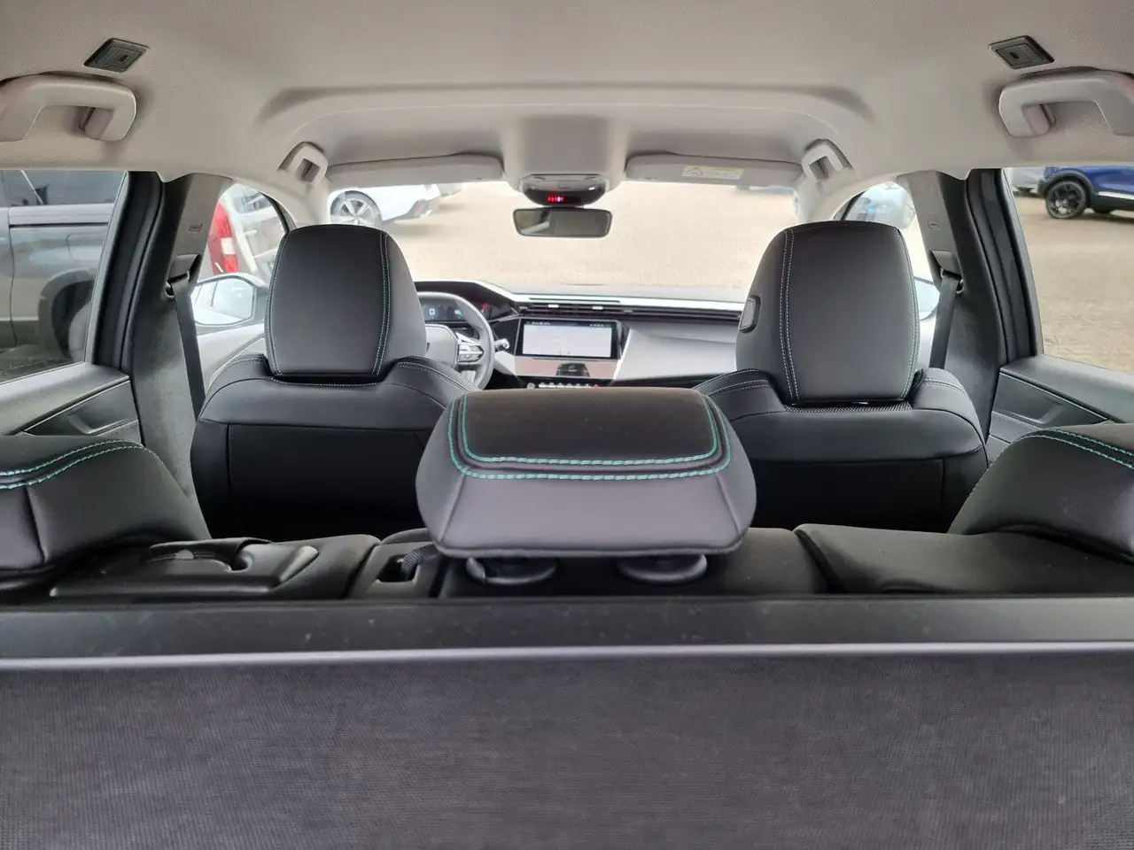 Peugeot 308 SW Allure PT130 - KLIMA-NAVI-SHZ-CARPLAY-CAM — Galerie du véhicule 11