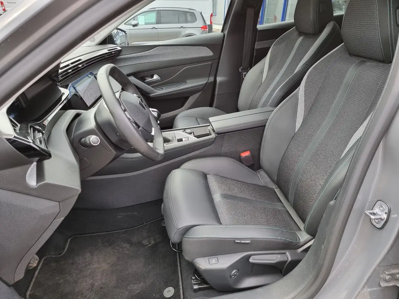 Peugeot 308 SW Allure PT130 - KLIMA-NAVI-SHZ-CARPLAY-CAM — Galerie du véhicule 12