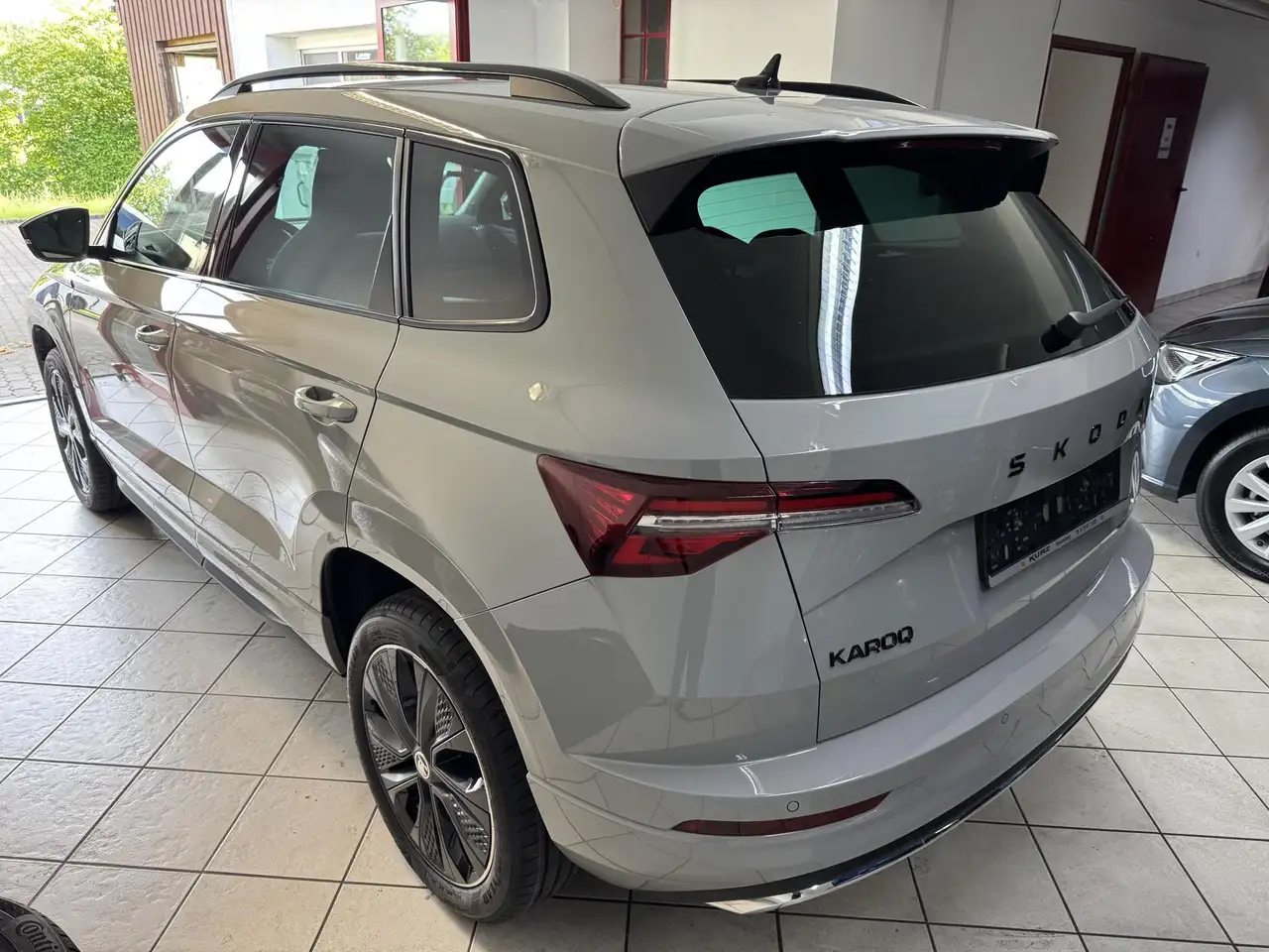 Skoda Karoq 1.5 TSI (150PS) DSG SPORTLINE AHK/MATRIX/NAVI/E... — معرض صور السيارة 6