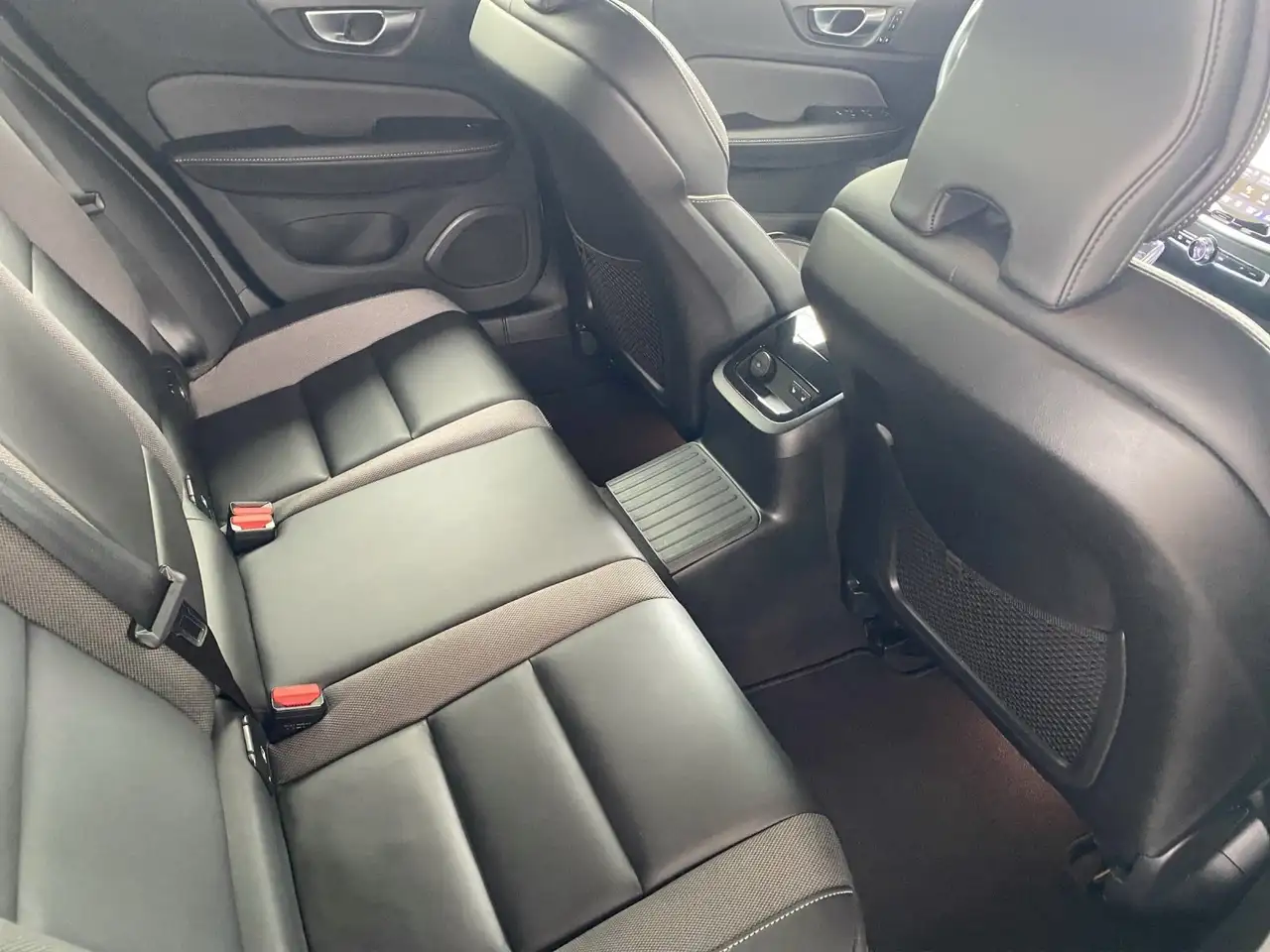Volvo V60 Kombi T8 Plus Dark Recharge WiPa*DAB*LED*Navi — Galería del vehículo 13