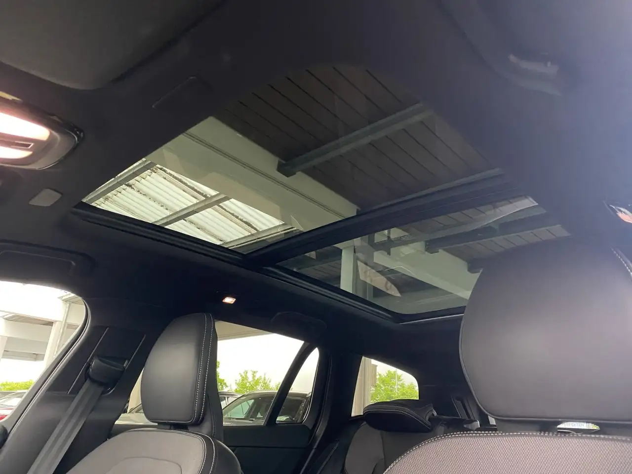 Volvo V60 Kombi T8 Plus Dark Recharge WiPa*DAB*LED*Navi — Galería del vehículo 20