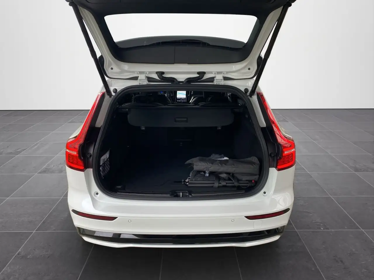 Volvo V60 Kombi T8 Plus Dark Recharge WiPa*DAB*LED*Navi — Galería del vehículo 24