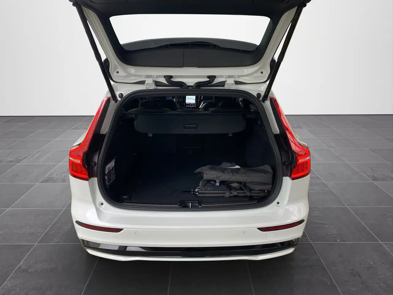 Volvo V60 Kombi T8 Plus Dark Recharge WiPa*DAB*LED*Navi — Galería del vehículo 14