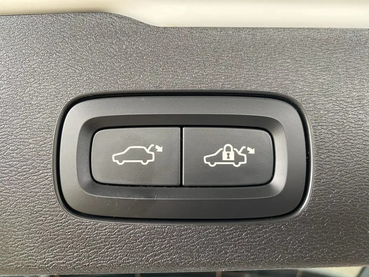 Volvo V60 Kombi T8 Plus Dark Recharge WiPa*DAB*LED*Navi — Galería del vehículo 21