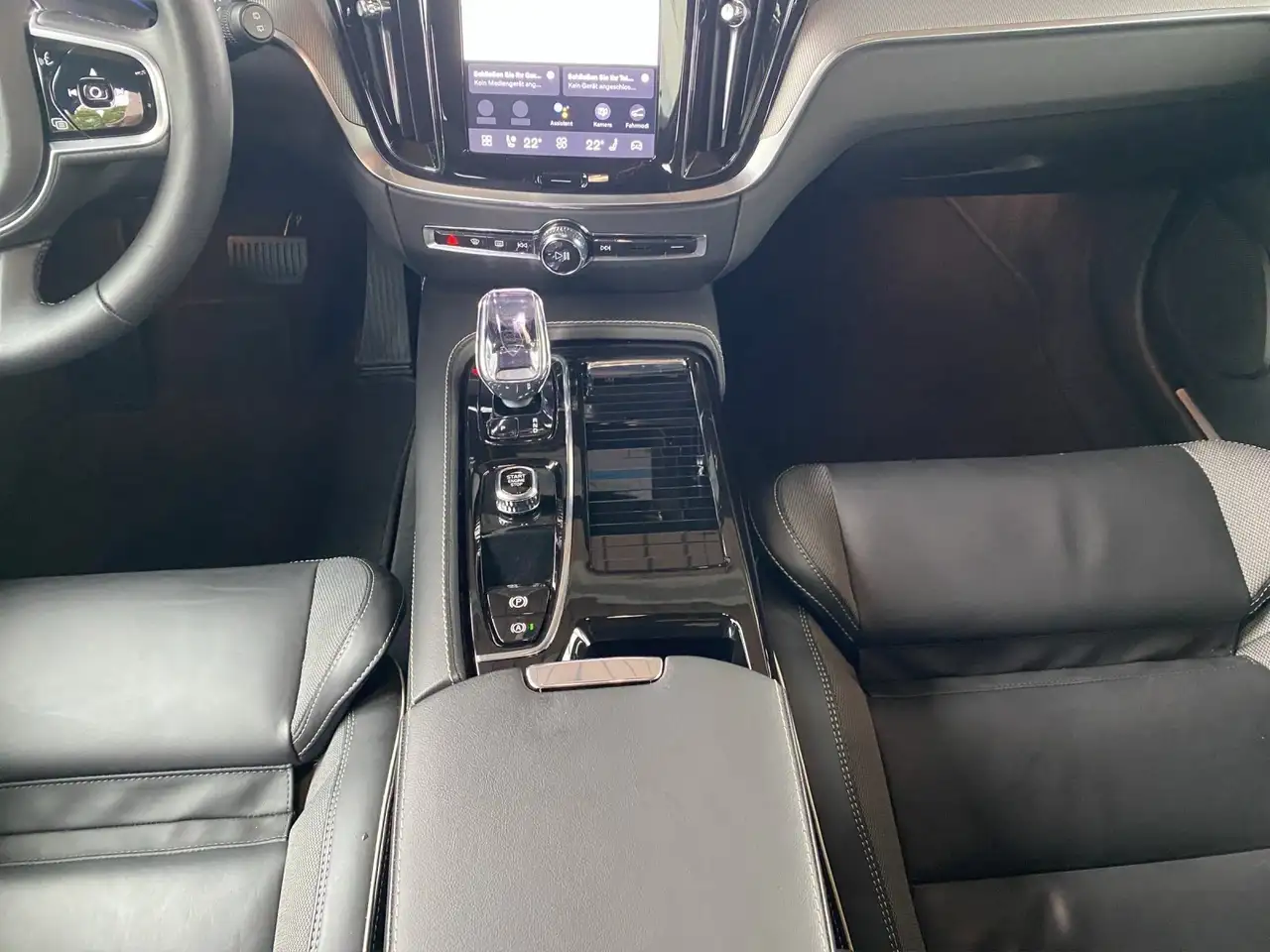Volvo V60 Kombi T8 Plus Dark Recharge WiPa*DAB*LED*Navi — Galería del vehículo 9