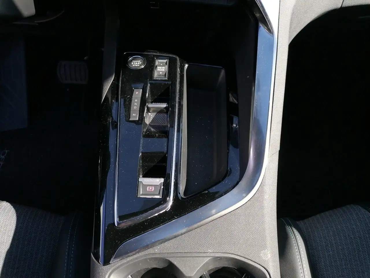 Peugeot 5008 Hybrid 136 e-DSC6 Allure Pack LED Navi PDC — معرض صور السيارة 23