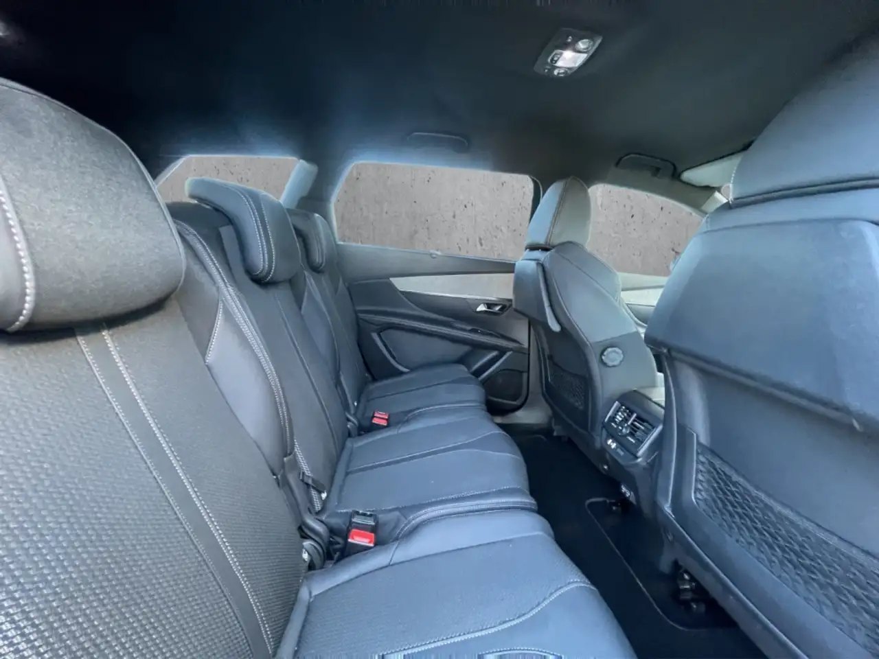 Peugeot 5008 GT HYBRID 136 7-Sitzer Navi Digitales Cockpit LED — Vehicle gallery 14