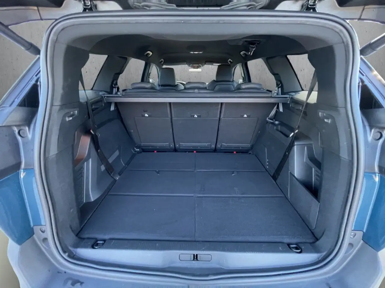 Peugeot 5008 GT HYBRID 136 7-Sitzer Navi Digitales Cockpit LED — Vehicle gallery 7