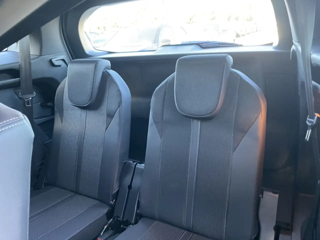 Peugeot 5008 GT HYBRID 136 7-Sitzer Navi Digitales Cockpit LED — Vehicle gallery 20