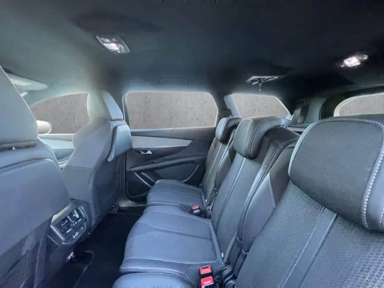 Peugeot 5008 GT HYBRID 136 7-Sitzer Navi Digitales Cockpit LED — Vehicle gallery 8