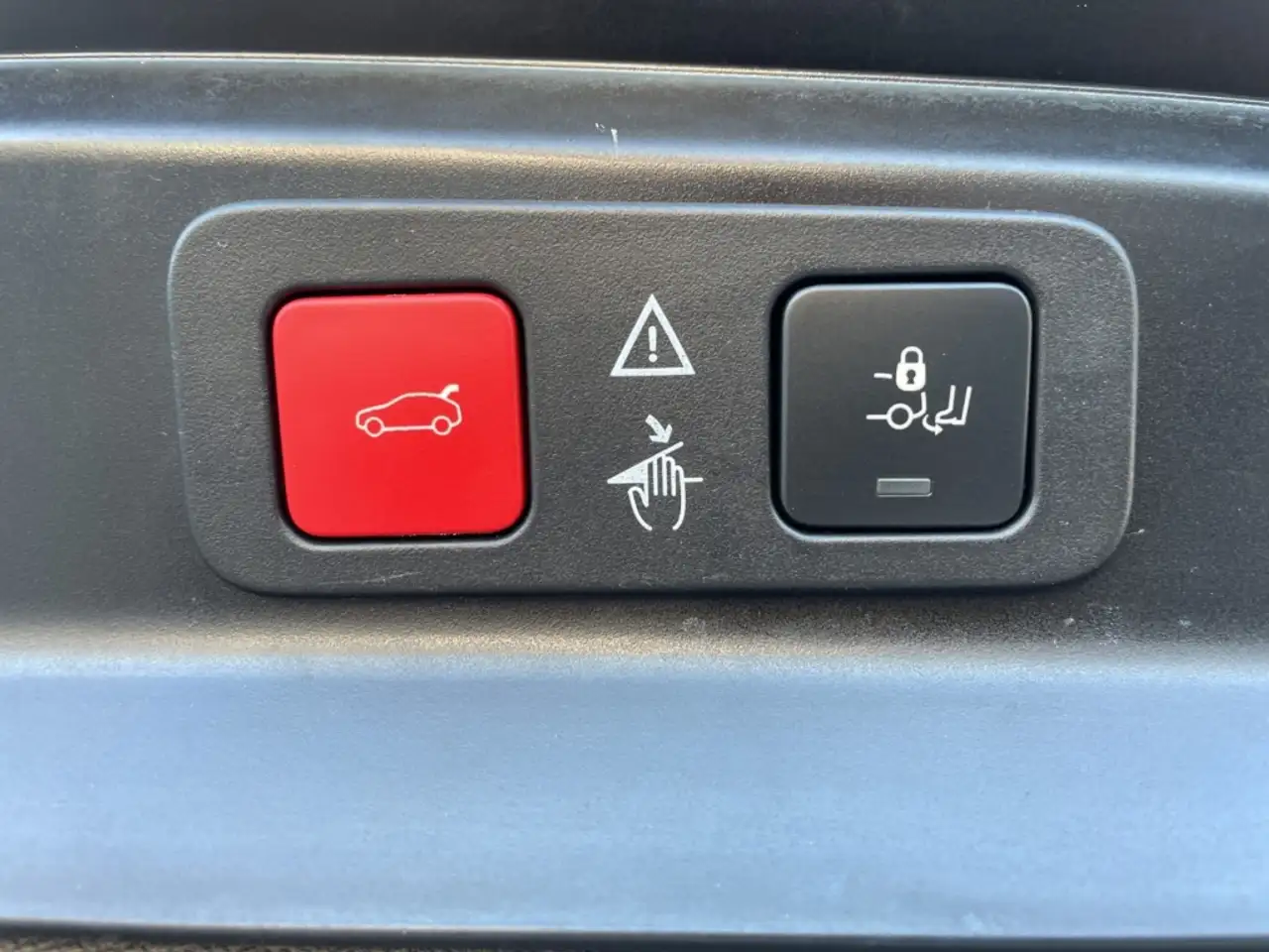 Peugeot 5008 GT HYBRID 136 7-Sitzer Navi Digitales Cockpit LED — Vehicle gallery 19