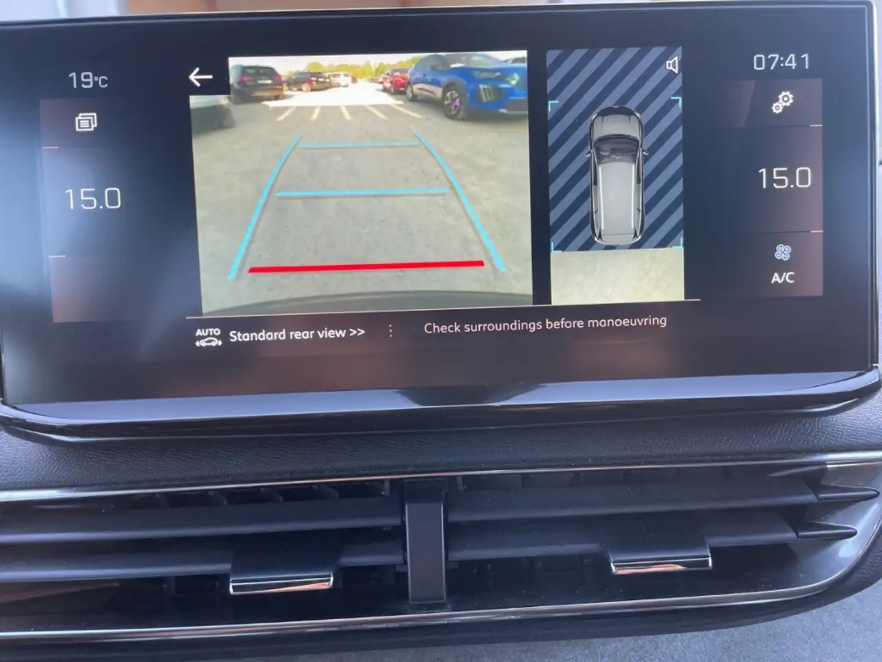 Peugeot 5008 GT HYBRID 136 7-Sitzer Navi Digitales Cockpit LED — Vehicle gallery 17