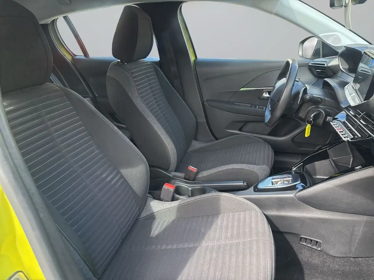 Peugeot 208 1,2 Hybrid 100 ACTIVE Klima+PDC+USB+DAB — Galerie du véhicule 13