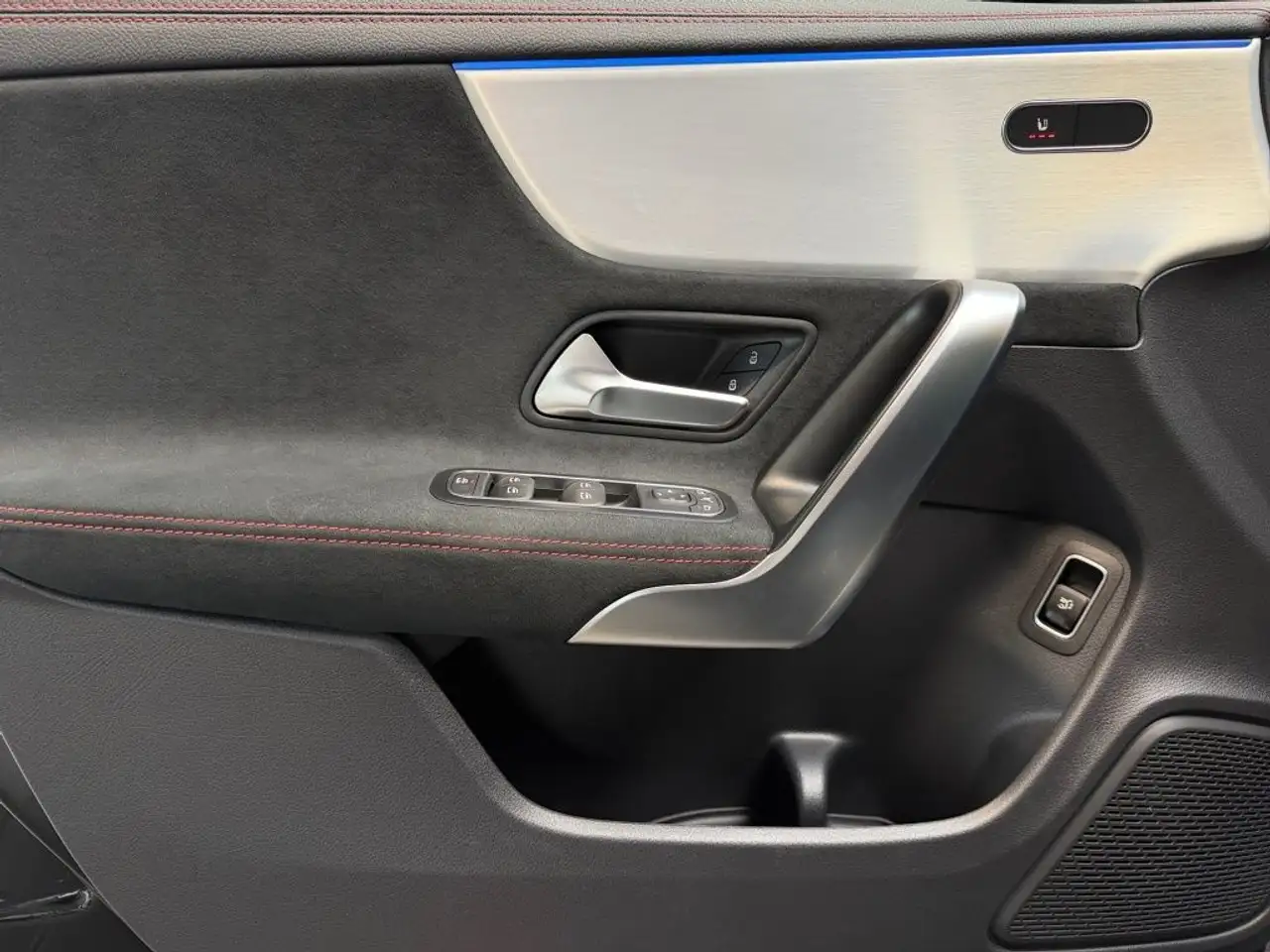Mercedes-Benz CLA 200 Edition AMG Pano SpurW S-Sitz PDC LM — Vehicle gallery 4