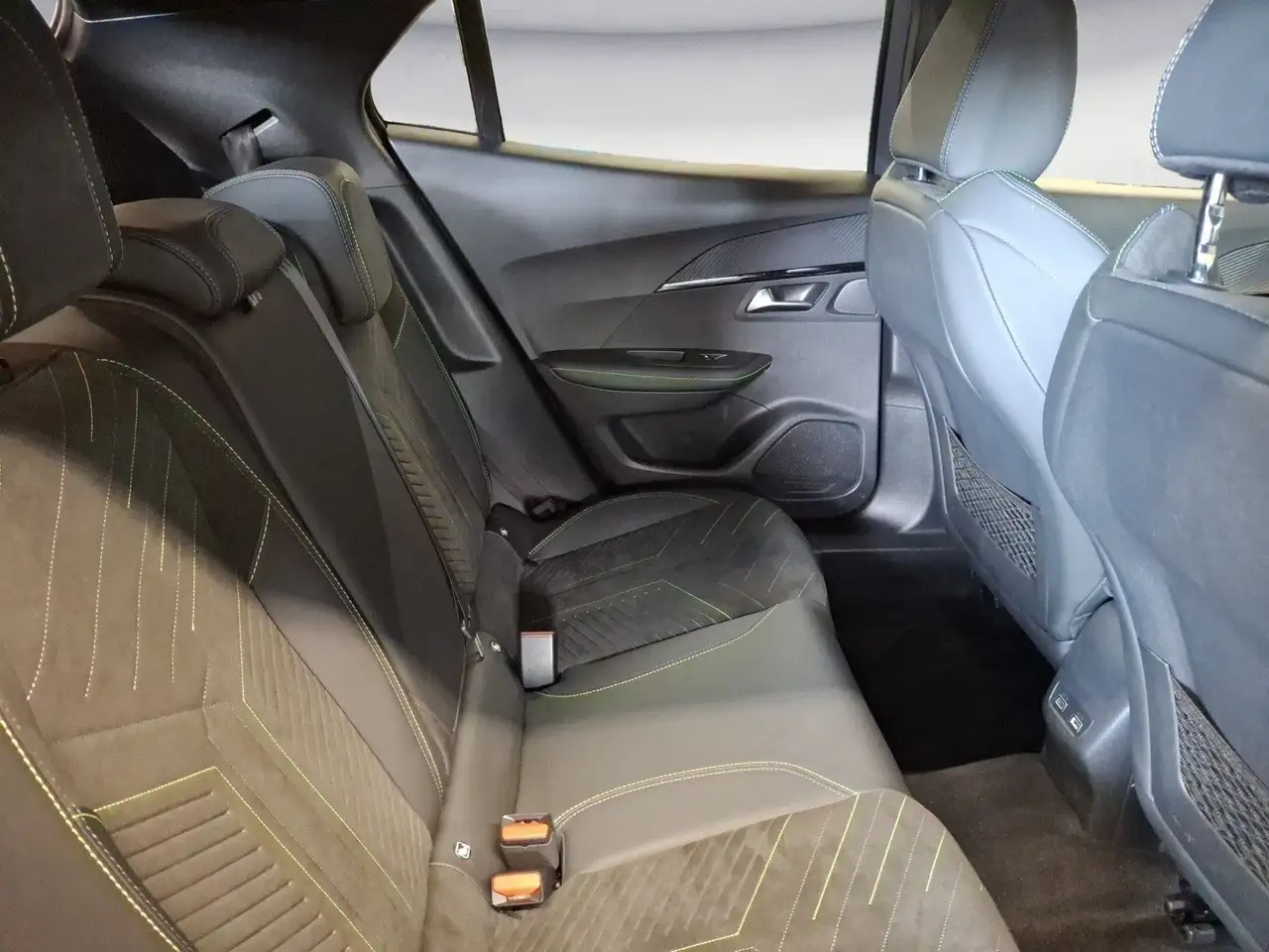 Peugeot 2008 PureTech 130 EAT8 GT Navi LED Bluetooth PDC — معرض صور السيارة 14