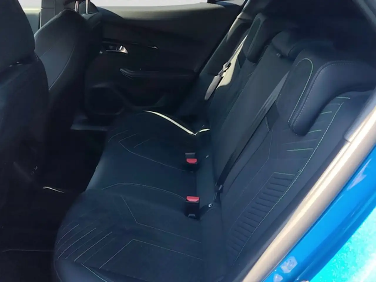 Peugeot 2008 GT EAT8 ALLWETTER ACC SCHIEBEDACH NAVI KAMERA — Galerie du véhicule 15