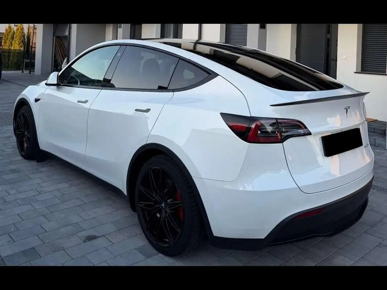 Tesla Model Y Max Range Dual AWD — معرض صور السيارة 4