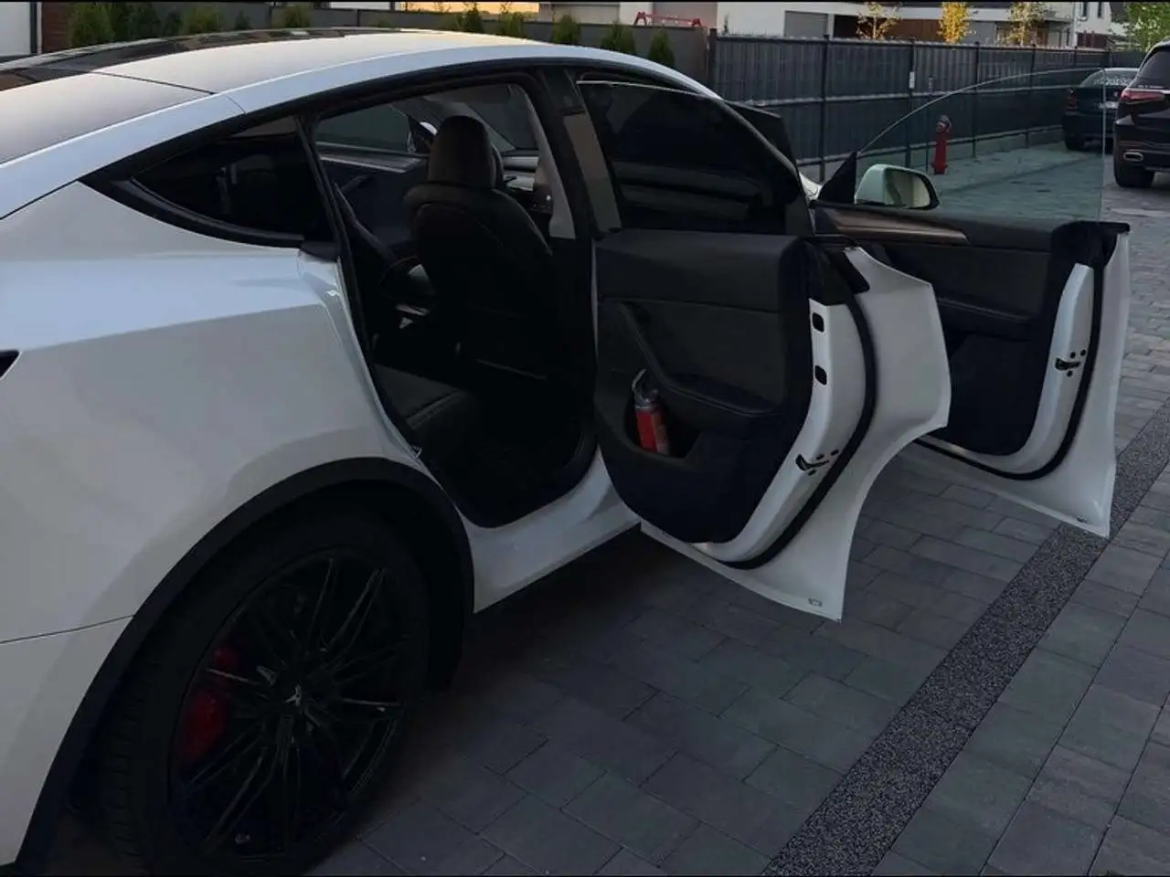 Tesla Model Y Max Range Dual AWD — معرض صور السيارة 13