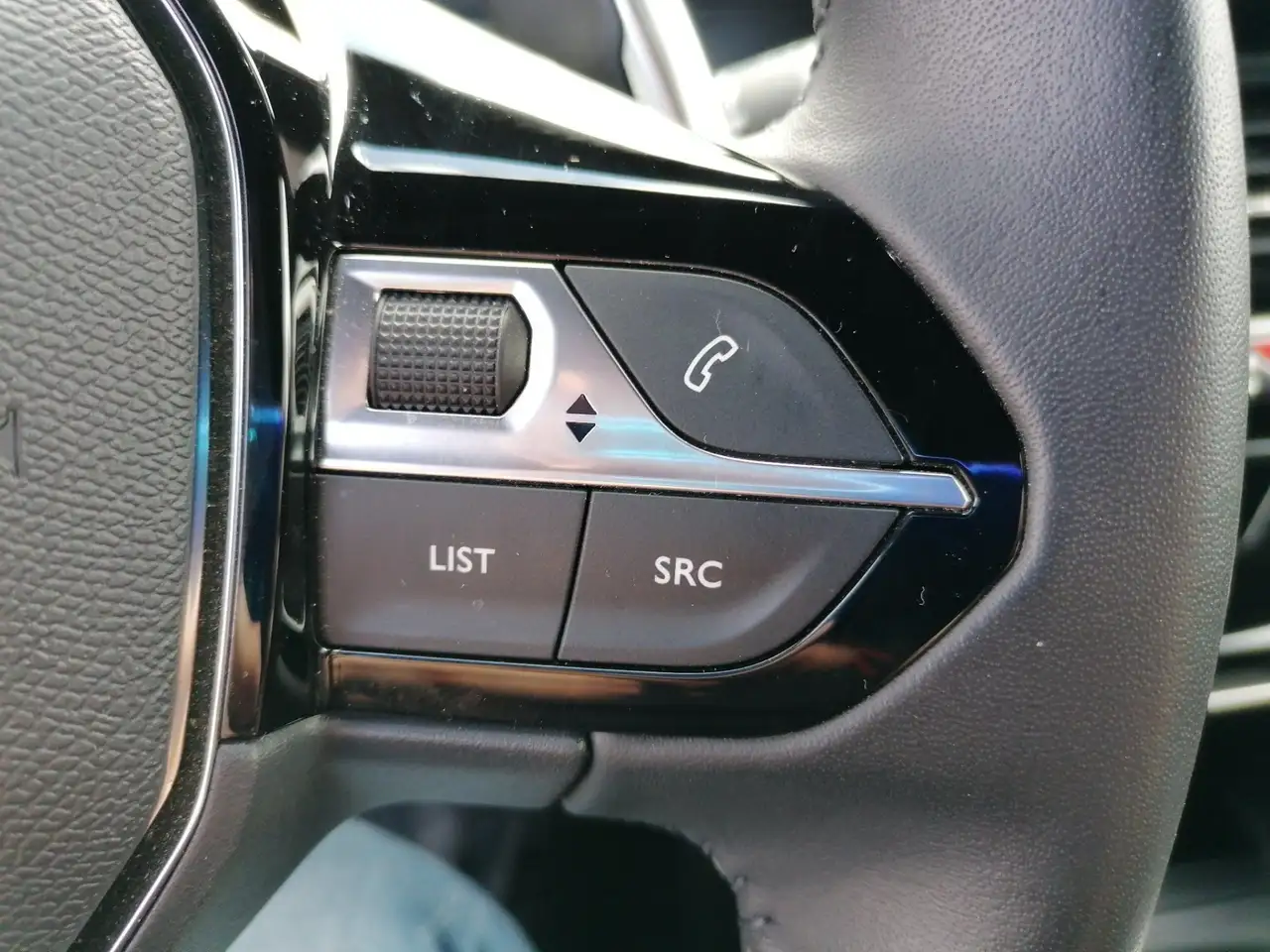 Peugeot 2008 1.2 PureTech 130 Allure AHK LED PDC KlimaA — معرض صور السيارة 17