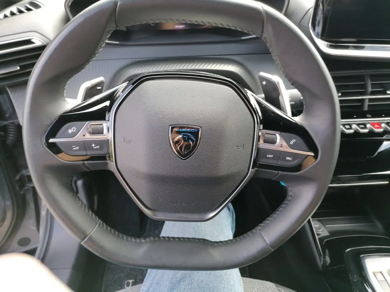 Peugeot 2008 1.2 PureTech 130 Allure AHK LED PDC KlimaA — معرض صور السيارة 18