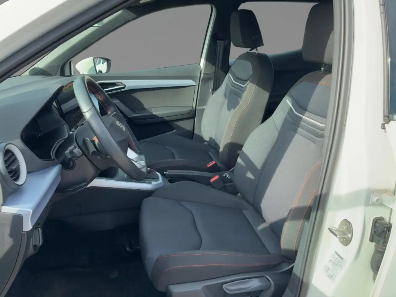 SEAT Arona FR 1.5 TSI DSG Parklenka. Navi Tempom. — Galería del vehículo 6