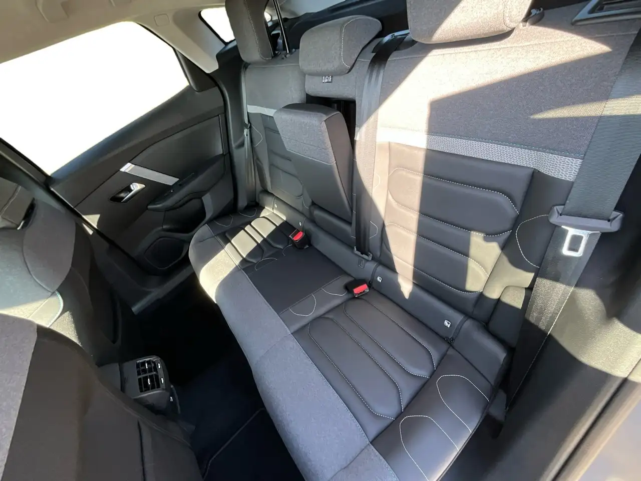 Citroen C4 1.2 Automatik Mild-Hybrid Max Vollausstattung — Galerie du véhicule 15