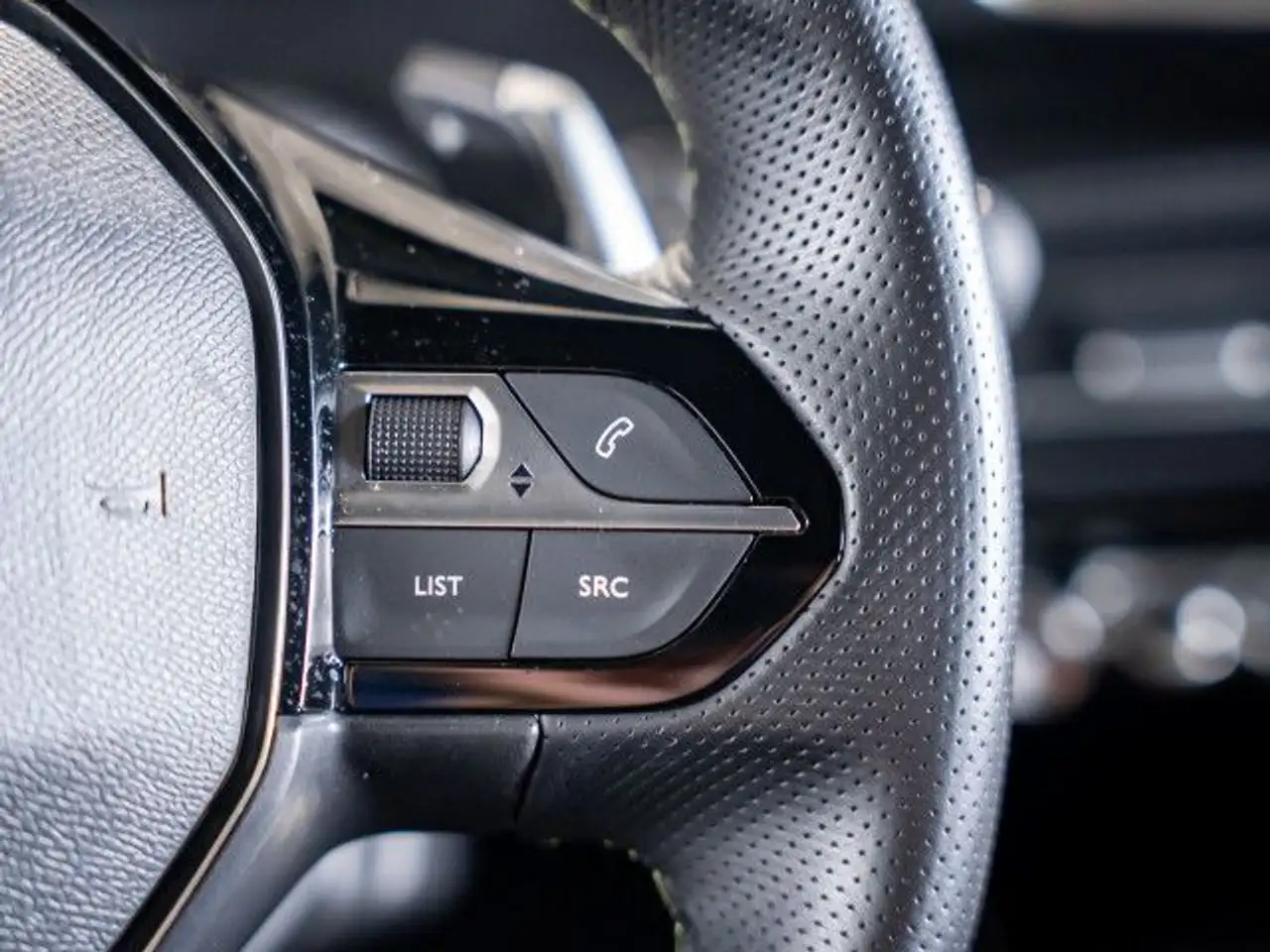 Peugeot 2008 Neuer GT PureTech 130 EAT / R-Kam. / Dachreli — معرض صور السيارة 18