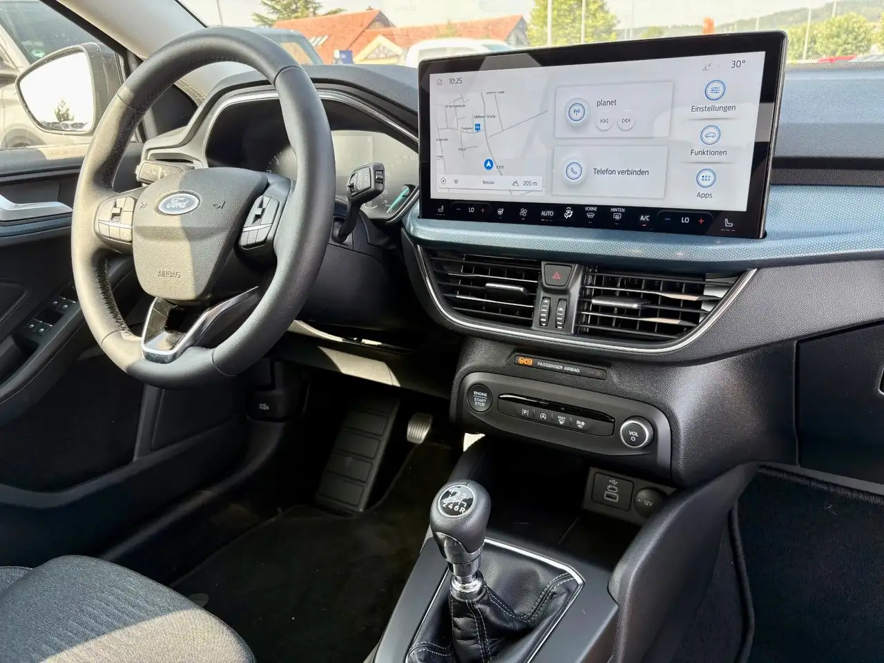 Ford Focus Lim. Active 1.0 EcoBoost LED 1. Hand — Vehicle gallery 13