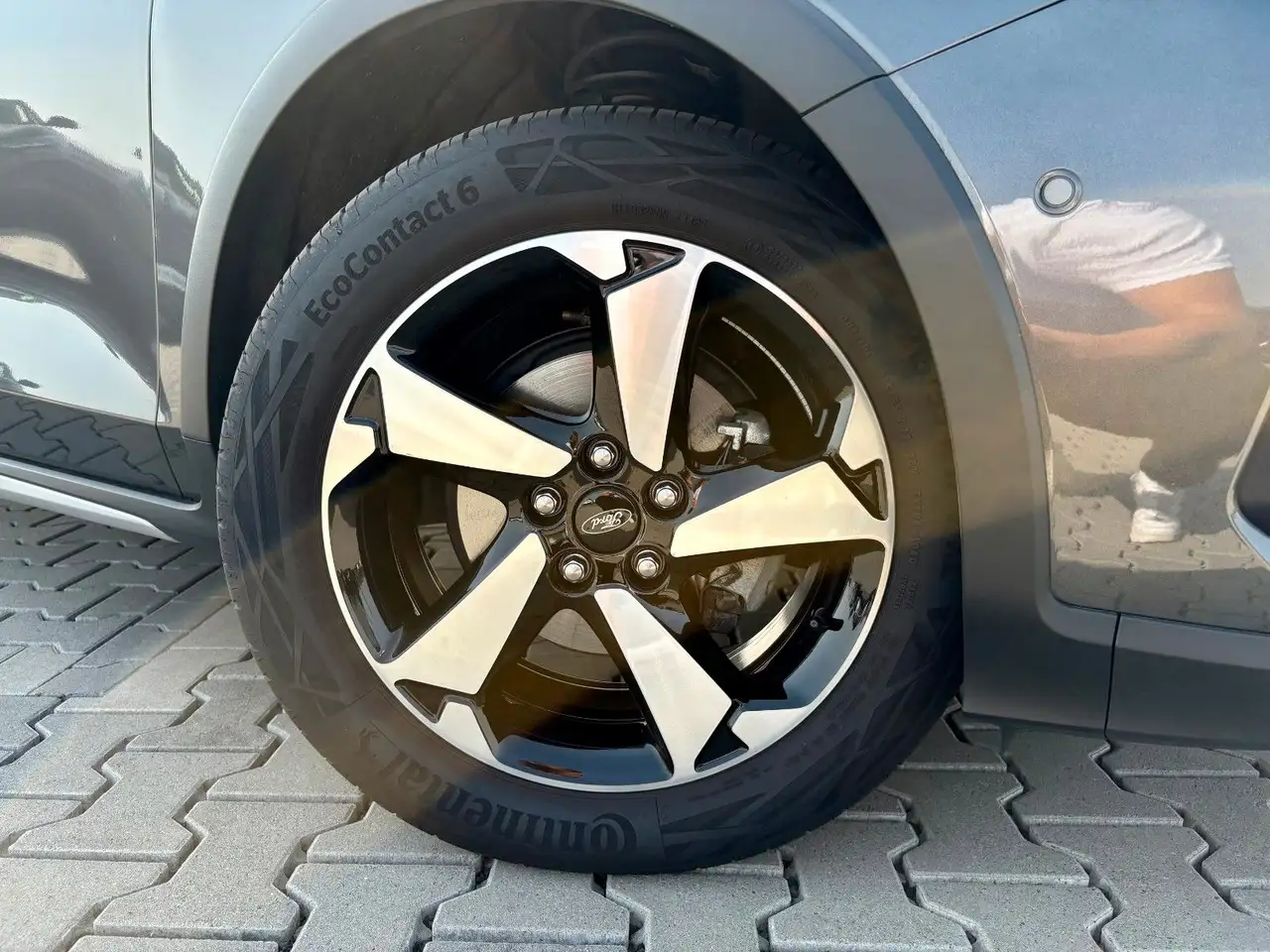 Ford Focus Lim. Active 1.0 EcoBoost LED 1. Hand — Vehicle gallery 10