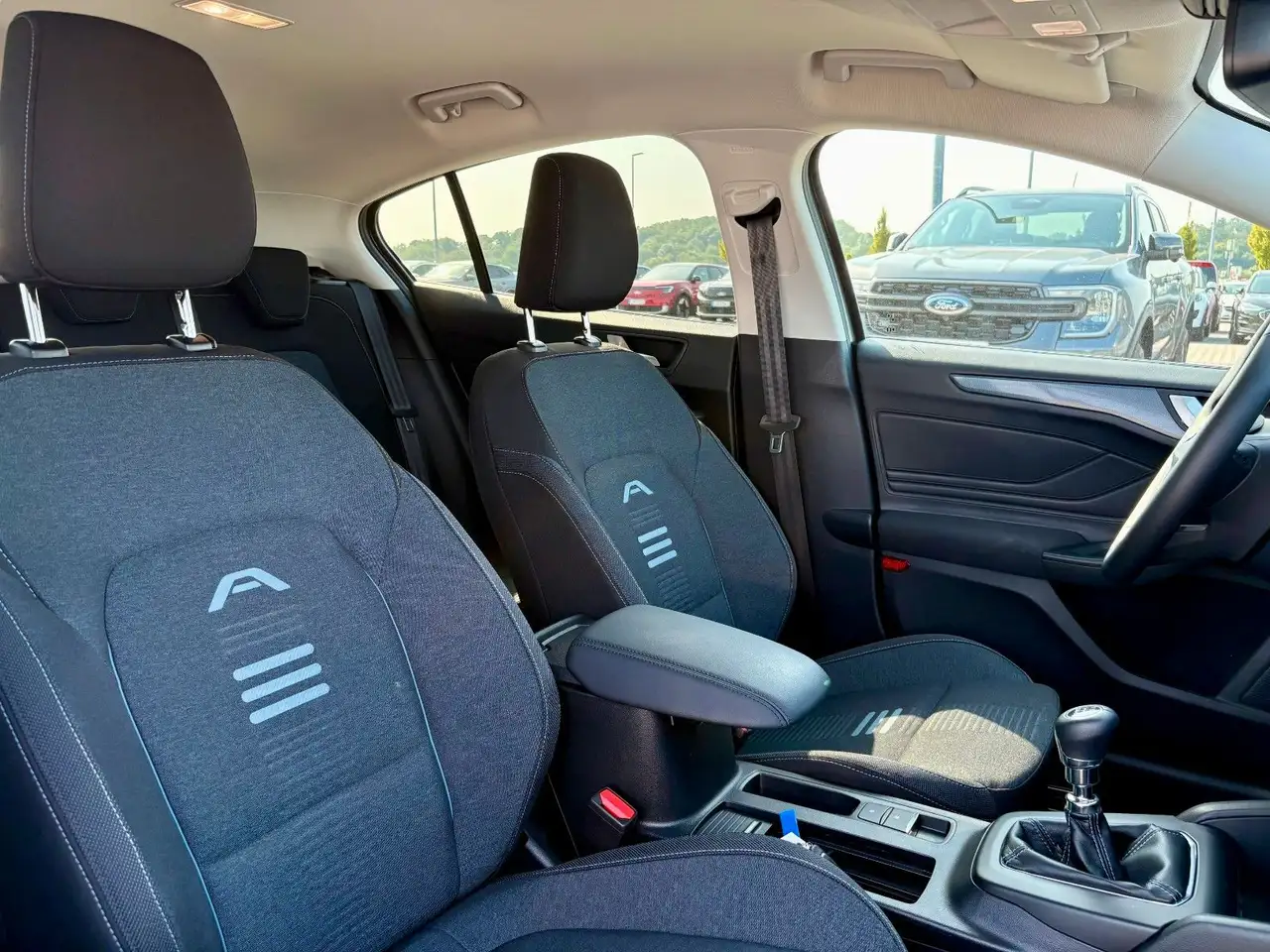 Ford Focus Lim. Active 1.0 EcoBoost LED 1. Hand — Vehicle gallery 14