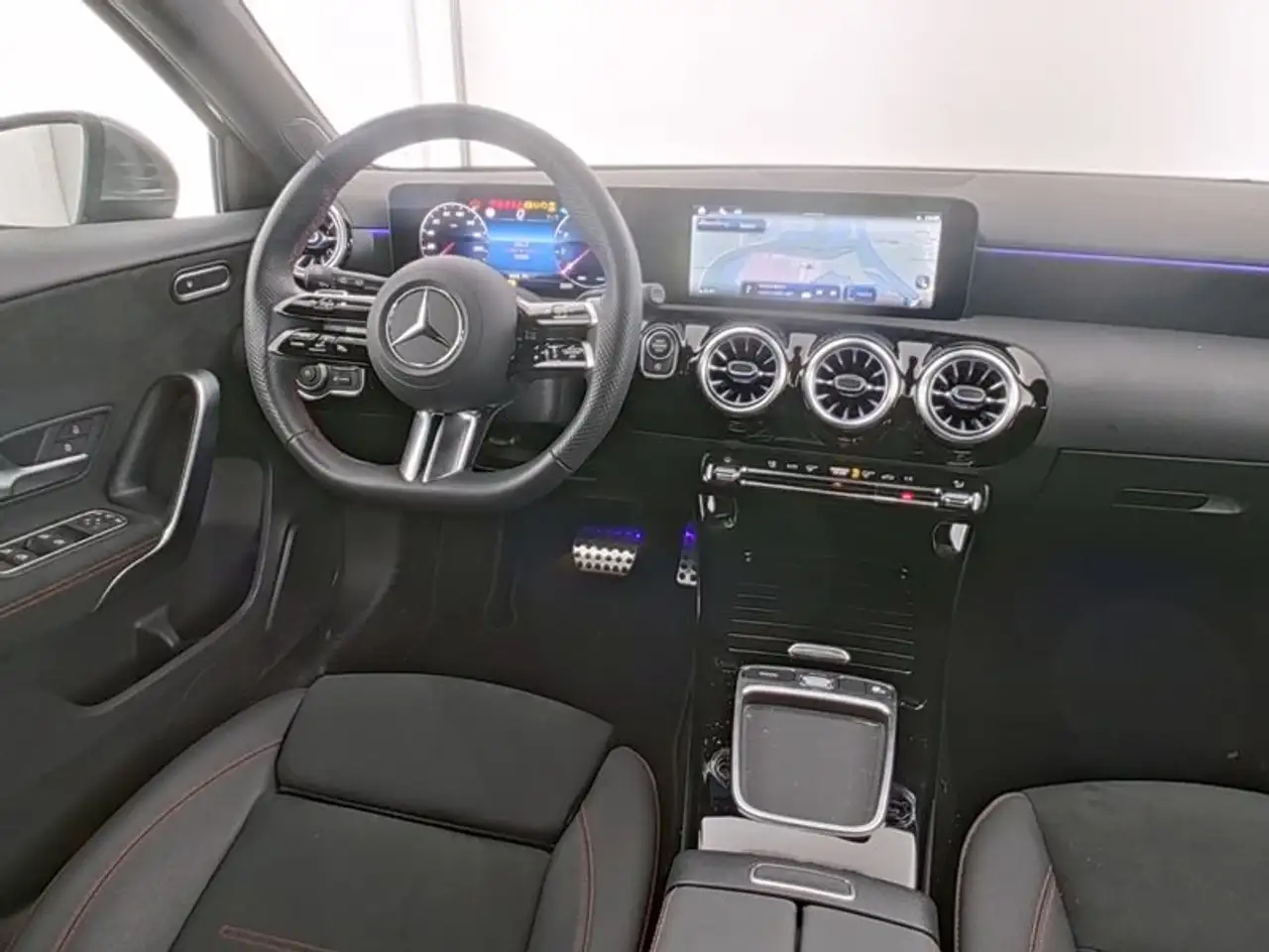 Mercedes-Benz A 180 AMG Key-Go Kam LED WinterP MBUX-Premium — Galerie du véhicule 6