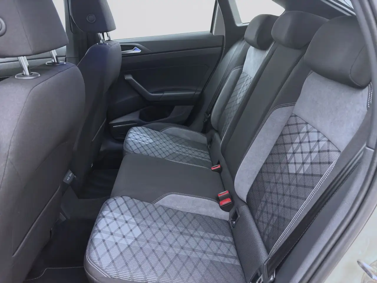 Volkswagen Taigo 1.0 TSI R-LINE IQ.LIGHT SITZHZG KLIMA PDC — معرض صور السيارة 16