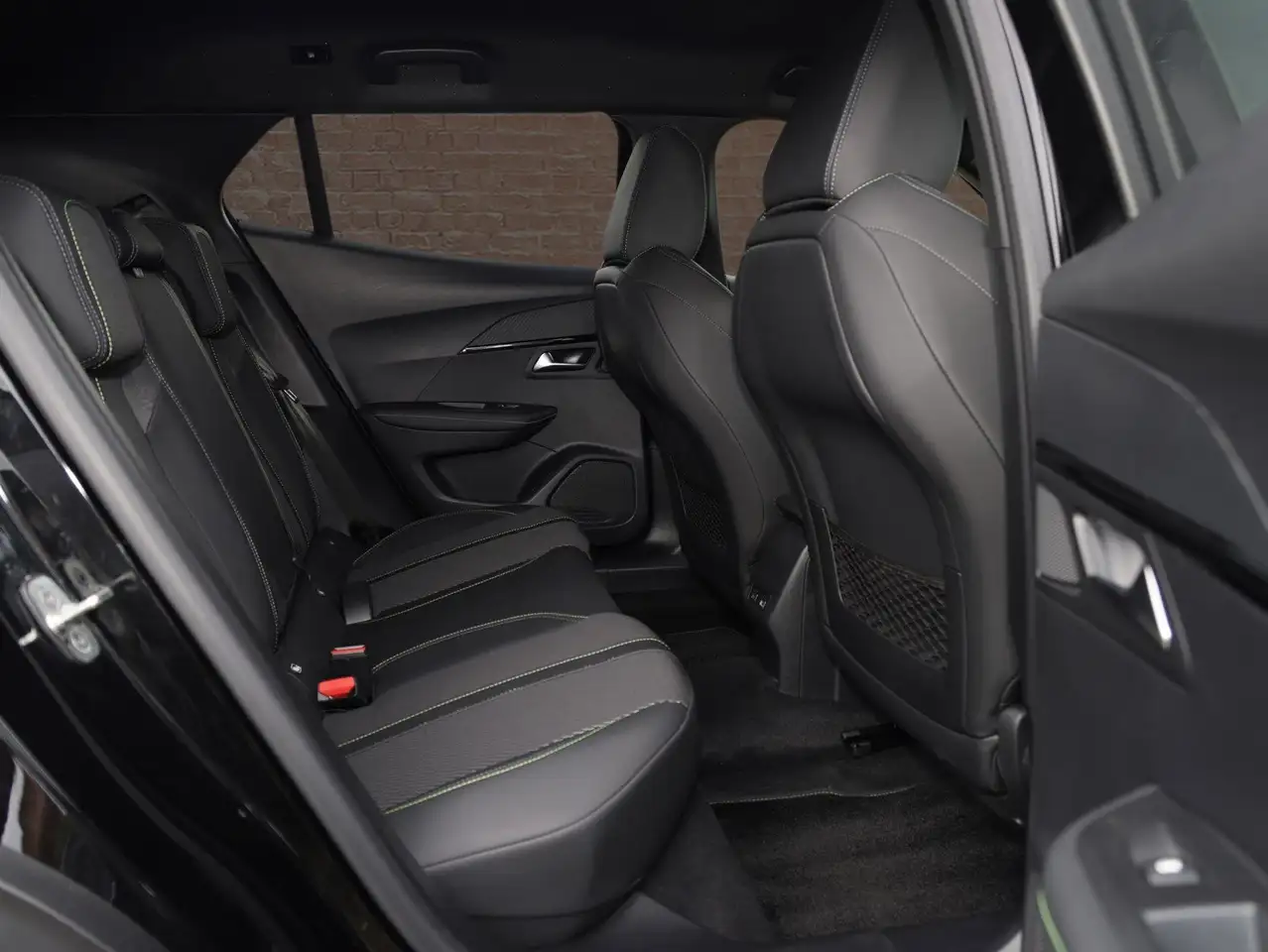 Peugeot 2008 GT PT 130 — Vehicle gallery 8