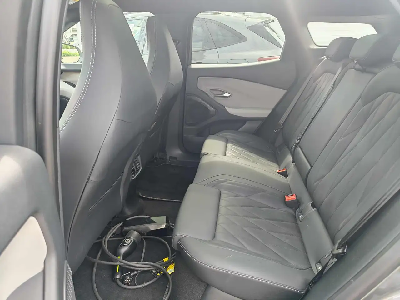 Ford Explorer Premium AWD VOLL 79kW PANO W-PUMPE MASSAGE B&O MAT — معرض صور السيارة 9