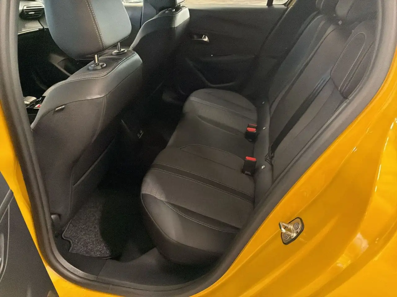 Peugeot 208 Allure+ Elektromotor 136 — Galerie du véhicule 14