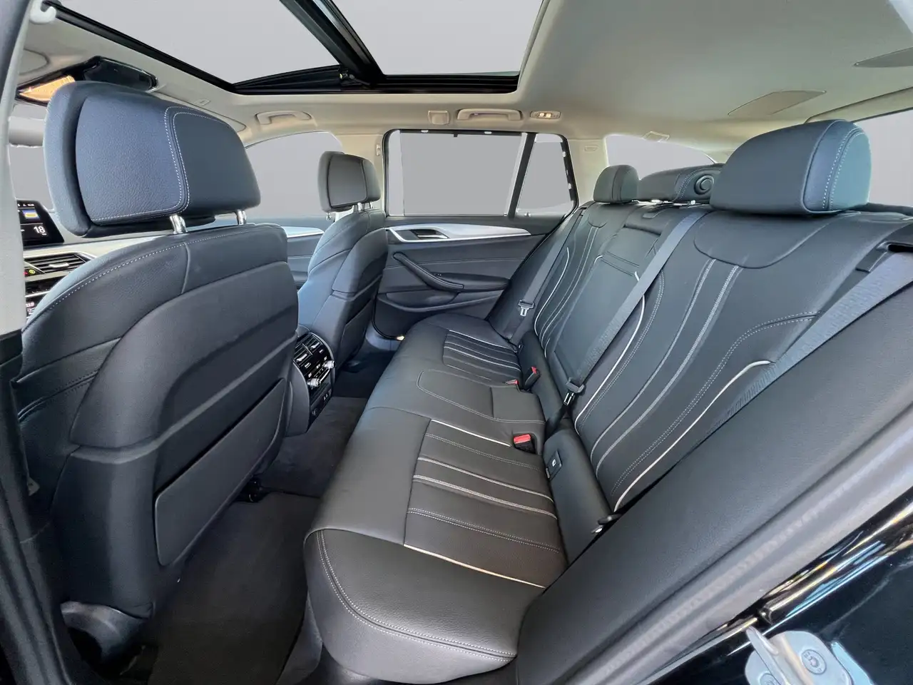 BMW 530 e Touring Laser RFK HUD Pano Keyless — Vehicle gallery 7